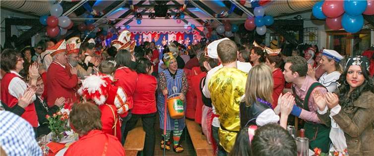 In der Adendorfer Schützenhalle brannte der Saal, als „Putzfrau“ Achnes Kasulke mit ihrem Wischmob aufkreuzte. JOST