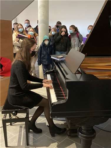 In der Adventszeit konnte die Leihgabe der Stadt Polch, der Konzertflügel, entsprechend genutzt werden. Foto: IGS Maifeld