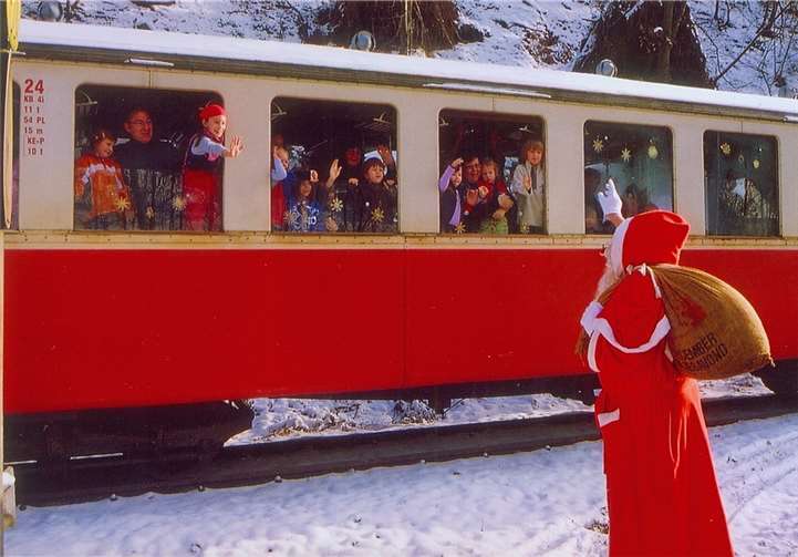 In der Adventszeit steigt der Nikolaus am einsam gelegenen Haltepunkt „Schweppenburg-Heilbrunnen“ zu und begrüßt alle Kinder.privat
