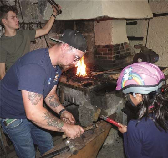 In der „Alten Schmiede“ brachte der Beller Hufschmied Sebastian „Seppi“ Luxem den Kindern die Kunst des Schmiedehandwerks näher.