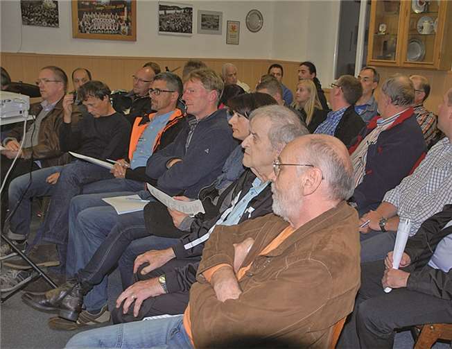 In der Alten Schule in Brodenbach informierten sich mehr als 40 interessierte Bürger bei RWE über schnelles Internet und attraktive Angebote.privat