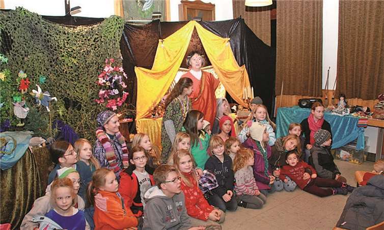 In der Alten Schule warteten zahlreiche Kinder auf die Märchenaufführungen. privat
