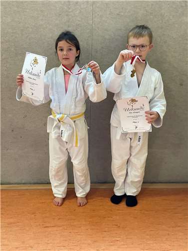 In der Altersklasse U 11 erreichten Malin Laux (li) den 2. Platz und Toni Lüngen (re) den dritten Platz.