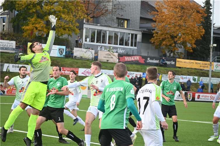 In der Anfangsphase flogen dem Oberzissener Torhüter Lucas Tietz zahlreiche Eckbälle um die Ohren.  Foto: SK