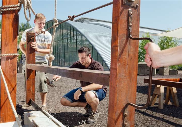 In der Antiken Technikwelt im Außenbereich des Römerbergwerks geht es in die spannende und vielfältige Welt des mittelalterlichen und römischen Bauwesens. Fotos: Simon David Zimpfer