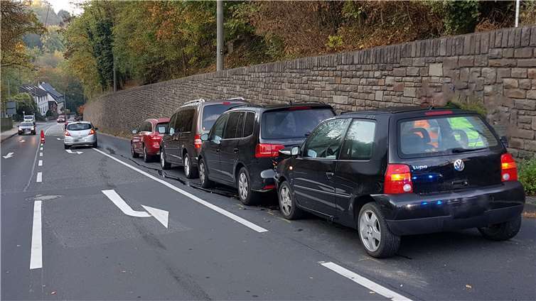 In der Arenberger Straße waren vier Autos durch den Fahrer eines VW Lupo aufeinandergeschoben. Fotos: Polizei