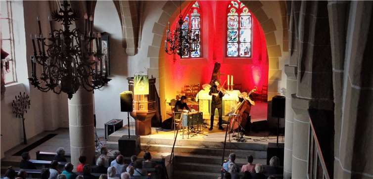 In der Atmosphäre der Westerburger Schlosskirche genossen die Zuschauer ein ganz besonderes Klangerlebnis. Fotos: Uli Schmidt