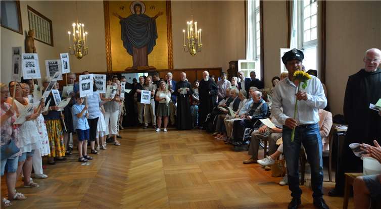 In der Aula der Abtei Maria Laach versammelten sich viele Freunde und Gäste, um Bruder Lukas Danke für Freundschaft und Vertrauen zu sagen.