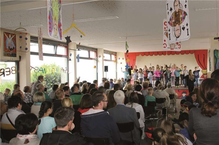 In der Aula wurde den Gästen ein musikalisches Programm auf der Bühne dargeboten. privat