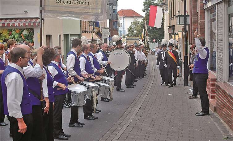 In der Ausdorferstraße wurde die Kirmes mit dem Abschreiten der Ehreformation, mit musikalischer Untermalung des Spielmannszuges "Freiweg", der Jusseps-Jonge begonnen.