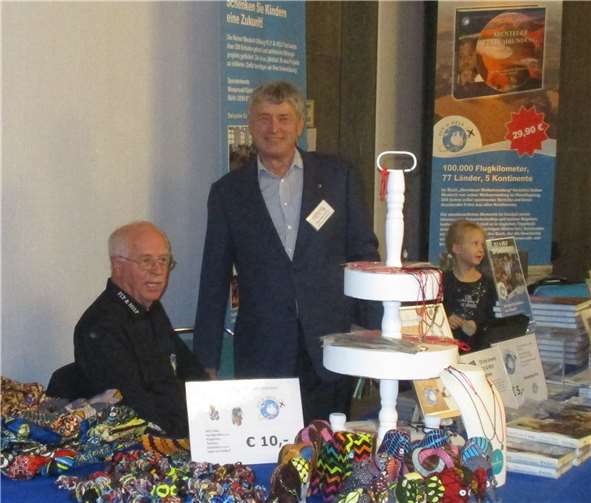 In der Ausstellung zu „Ruanda und Fly & Help“ anlässlich „20 Jahre röhrig-forum“ werden, wie hier auf dem Foto mit Hans Peter Röhrig, auch interessante Artikel angeboten, um den Schulaufbau in Ruanda zu unterstützen.röhrig