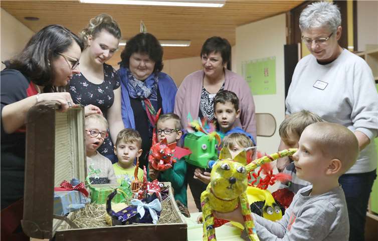 In der Ausstellung zu sehen sind Bilder und Skulpturen, die die Kinder innerhalb des Bildungsthemas „Mülltrennung und Müllvermeidung“ aus Plastikflaschen, Metalldosen, Milchtüten und anderen Dingen gestaltet haben.Foto: privat