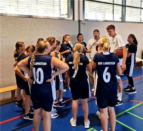 In der Auszeit hören die Mädchen aufmerksam zu. Foto: Susanne Pötz