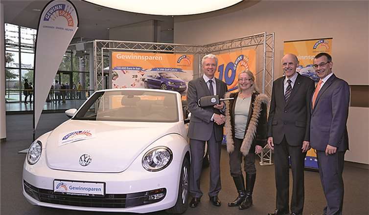 In der Autostadt Wolfsburg nimmt die glückliche Gewinnerin ihr nagelneues Cabrio in Empfang: v.li.: Gerd Kraus, Gewinnsparverein, Gerlinde Trimborn, VR-BANK-Geschäftsstellenleiter Feldkirchen Bernd Dötsch, Frank Neuenhausen, Gewinnsparverein. VR-Bank