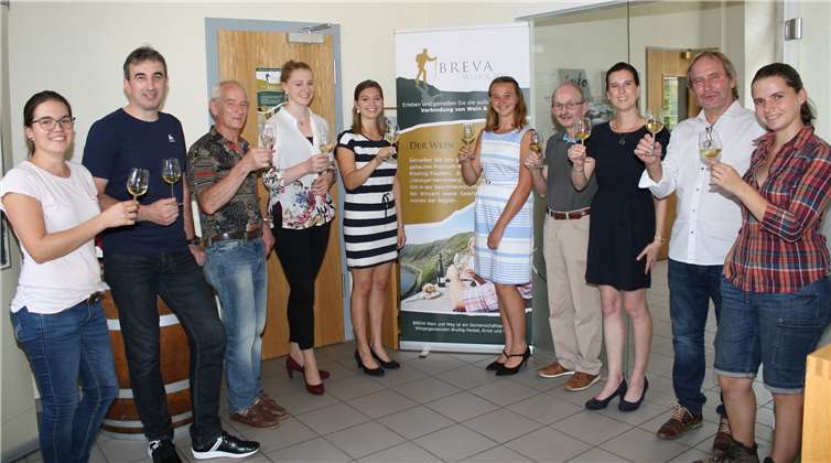 In der BREVA-Vinothek waren kürzlich die drei neuen Bewerberinnen um die Moselweinkrone, Laura Gerhardt, Denise Wagner und Bärbel Ellwanger zu Gast.Privat