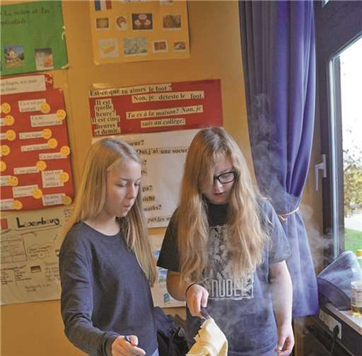 In der Bach- und Natur-AG können die Kinder Angeln lernen.Ein Crêpe mit Zimt und Zucker oder Schokocreme schmeckt allen gut.privat