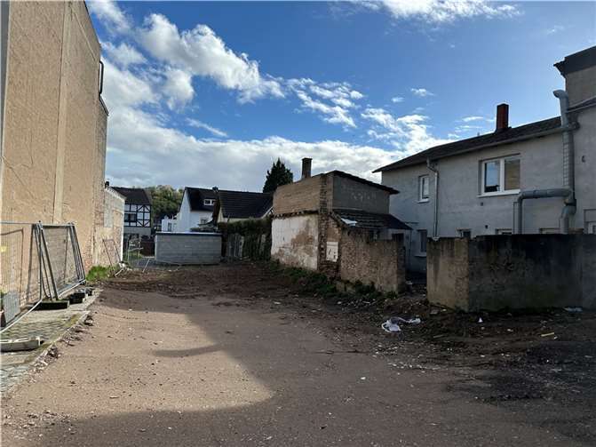 In der Bachovenstraße 23-25 standen bis vor kurzem Bauruinen. Nun soll hier ein Mini-Park entstehen.  Foto: ROB