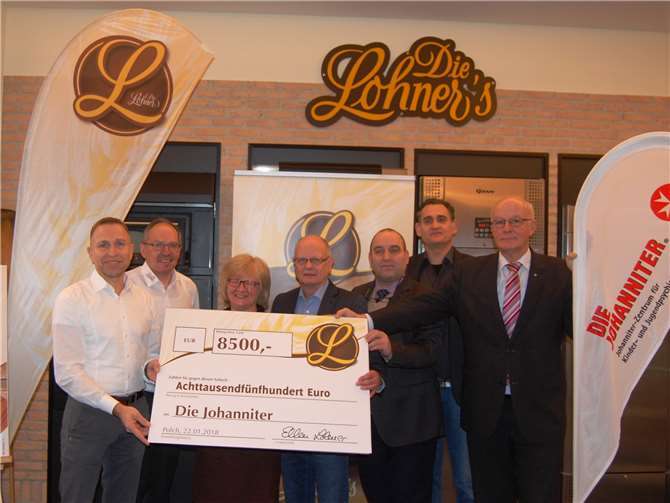 In der „Backschule“ des Polcher Unternehmens „Die Lohner’s“ gab es nur strahlende Gesichter (von links): Helmut Moll (Geschäftsführer Verwaltung, Marketing und Verkauf), Jürgen Lamparter (Geschäftsführer Produktion), Dr. med. Brigitte Pollitt (Chefärztin), Rüdiger Schäfer (Vorsitzender des Fördervereins), Falk Hessenmöller (Schriftführer), Klinikdirektor Bernd Wenig und Andreas Koltze (Schatzmeister). SK