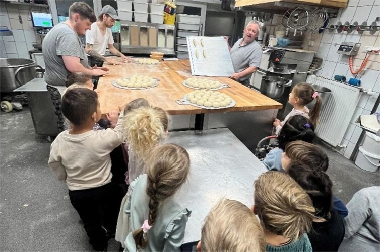 In der Backstube der Bäckerei Brandt konnten die Kinder die Arbeit und Abläufe hautnah miterleben. 
