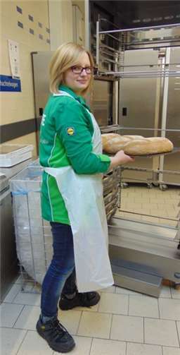 In der Backstube ist Jessica Koch gerade dabei, Teiglinge für die Backtheke aufzubacken.