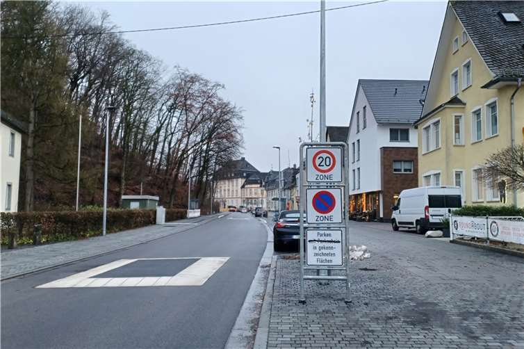 In der Bahnhofstraße gilt jetzt Tempo 20 für alle Fahrzeuge. Parken nur auf den gekennzeichneten Flächen, Gehwege sind zum Parken tabu. Im Januar werden Parkscheinautomaten installiert.