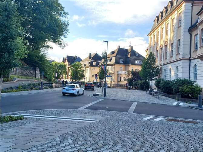 In der Bahnhofstraße in Montabaur stehen die planmäßig letzten Arbeiten zur Neugestaltung an. Dazu wird die Straße vom 31. Juli bis 17. August für Fahrzeuge gesperrt.  Foto: VG Montabaur / Christina Weiß