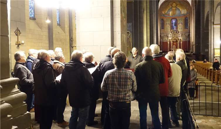 In der Basilika gaben die Sänger eine Kostprobe ihres Liedgutes. Die Zuschauer waren begeistert.