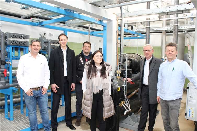 In der Beethovenstraße befindet sich der Wärmetauscher, vor dem Bürgermeister Guido Orthen (Zweiter von rechts), Jan Ritter (Geschäftsführer Ahrtal und Bad Neuenahr-Ahrweiler Marketing GmbH (Dritter von links), Dominik Neswadba (Geschäftsführer Ahrtal-Werke, Zweiter von links) sowie weitere Offizielle Aufstellung zu sehen sind. Foto: DU
