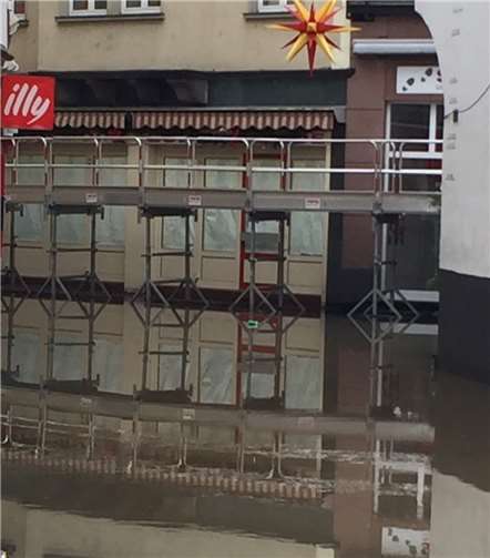 In der Bernstraße waren vom Bauhofteam Hochwasserstege aufgebaut worden.