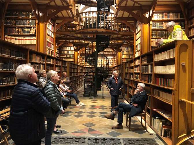 In der Bibliothek.