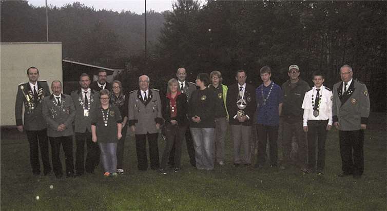 In der Bildmitte der neue Kreiskönig Markus Kohl, eingerahmt von allen teilnehmenden Schützinnen/Schützen sowie dem Kreisvorsitzenden Herbert Dreidoppel (2.v.li.) und Kreissportleiter Jürgen Schmidt (re). privat