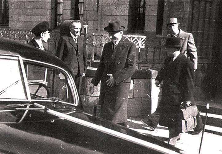 In der Bildmitte ist Robert Schuman, rechts General Boislambert und ein weiterer französischer Offizier zu sehen. Neben Robert Schumans Chauffeur steht der Koblenzer Gastgeber, von dem die Aufnahme stammt.privat