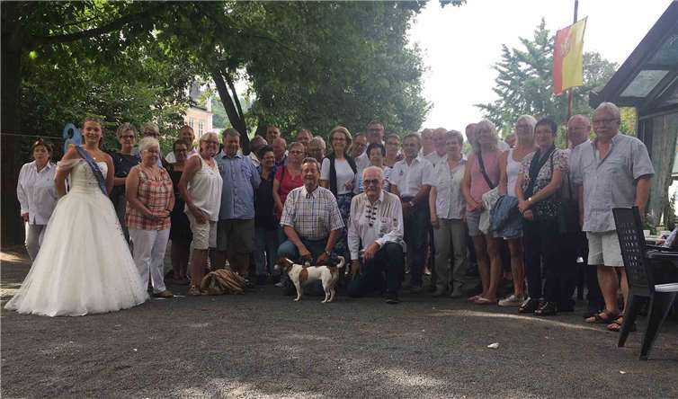 In der Bildmitte kniend Alexander Fürst zu Sayn-Wittgenstein-Sayn mit Schlosshund Sugar und dem Organisator dieser Tour Dieter Hau, dahinter stehend Fürstin Gabriela und ganz links (im weißen Kleid) Schmetterlingskönigin Chiara. privat