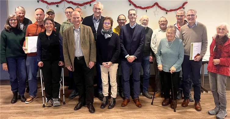 In der Bildmitte stehen v.l. im Vordergrund Dr. Martin Abel, Uwe Hüngsberg, Ulrike Mainzer, Dr. Thomas Nadulski. Foto: Tom Klein