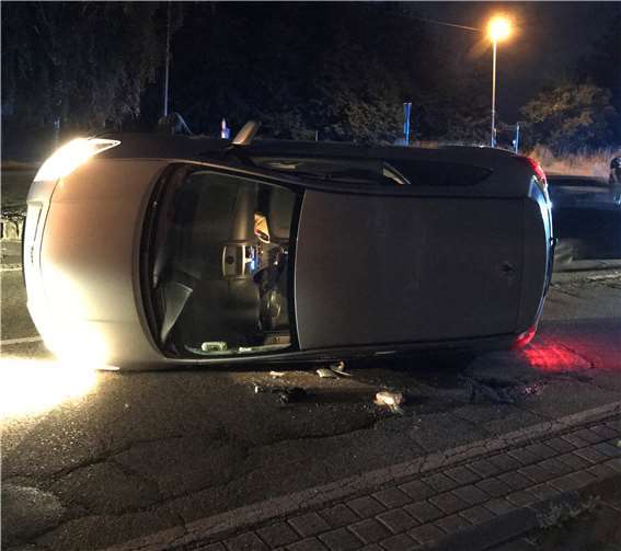 In der Blocker Straße war ein Pkw aufgrund überhöhter Geschwindigkeit von der Straße abgekommen und hatte sich überschlagen. Foto: Polizei