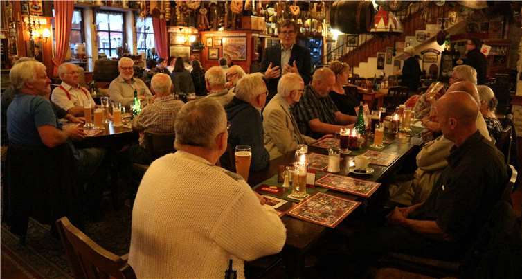 In der Brauereischänke in Kasbach dankte Bürgermeister Fischer den ehrenamtlichen Fahrern.Fotos: Seniorenbüro VG Linz