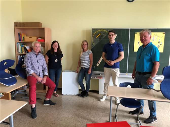 In der Braunsburgschule in Anhausen erläuterte die stellvertretende Schulleiterin Doris Schäfer ihre Erfahrungen mit den Luftfiltern. Foto: privat