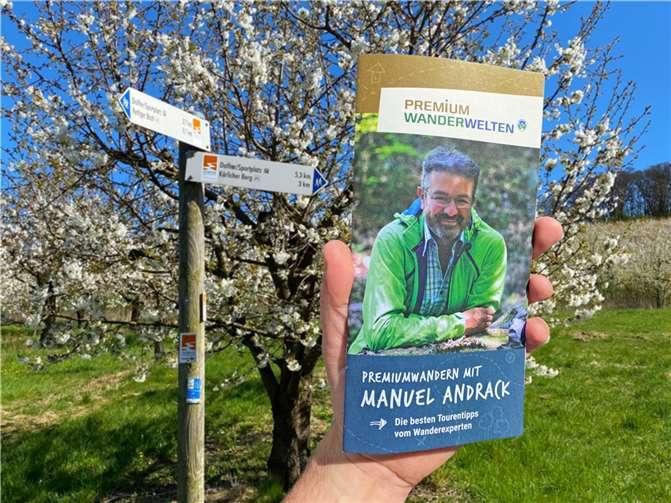 Wanderexperte Manuel Andrack gibt Premiumtouren-Tipps In der Broschüre „Premiumwandern mit Manuel Andrack“ stellt der Pate der PremiumWanderWelten die Premium-Regionen Dahner Felsenland in der Pfalz, Teutoschleifen im nördlichen Münsterland, Traufgänge auf der Schwäbischen Alb, Wasser.Wander.Welt am Niederrhein und Traumpfade im Landkreis Mayen-Koblenz mit ihren spezifischen Eigenheiten vor. Foto: Rhein-Mosel-Eifel-Touristik