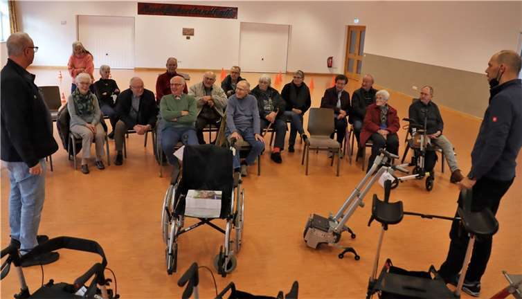 In der Buchfinkenlandhalle in Hübingen wäre noch viel Platz für viele interessierte Senioren gewesen, als es um das Thema Mobilitätshilfen für ältere Menschen ging. Quelle: Initiative „555 Schritte“