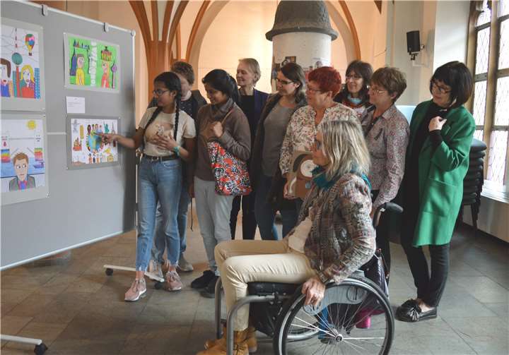 In der Bürgerhalle im historischen Rathaus von Montabaur wurde die Ausstellung „Vielfalt verbindet“ eröffnet. Kinder und Jugendliche einiger Kitas und Schulen hatten sich künstlerisch mit dem Thema auseinandergesetzt und präsentieren ihre Werke jetzt der Öffentlichkeit. Foto: VG Montabaur