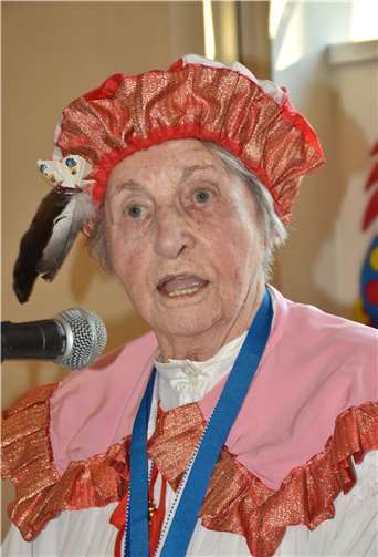 In der „Bütt“ beschäftigte sich die 95-jährige Lieselotte Schanz-Kirst mit den Dekaden des Lebens.