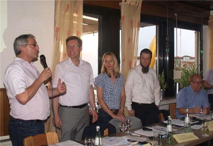 In der CDU-Ortsverband Bürgerversammlung im Gasthaus Krämer in Wallersheim standen sie Rede und Antwort: Ernst Knopp (CDU-Wallersheim), Oliver Cronau (Amprion GmbH), Joëll Bouillon (Amprion GmbH), Benjamin Schröder (Amprion GmbH) und Frank Hastenteufel (Leiter des Amts für Stadtentwicklung und Bauordnung). (v.l.)
