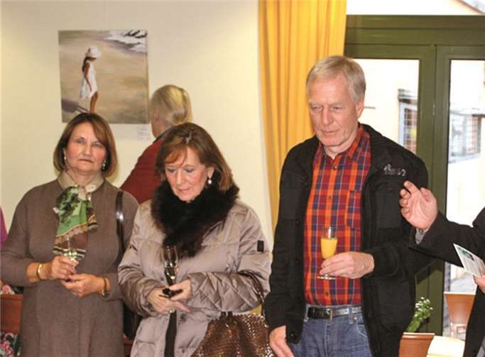 In der Cafeteria der Sankt Antonius Residenz eröffnete Haus-Leiter Sven Lefkowitz die Ausstellung „Mensch und Natur“ des Unkeler Hobbymalers Harald Willms. DL