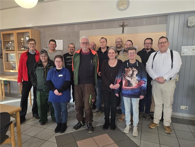 In der Cafeteria der St. Josefs-Werkstätten Plaidt wurden langjährige Mitarbeitende geehrt und ein Kollege in den Ruhestand verabschiedet. Foto: privat