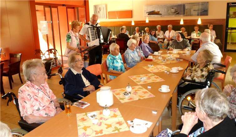 In der Cafeteria wurde für eine leibevoll gedeckte Kaffeetafel gesorgt. privat