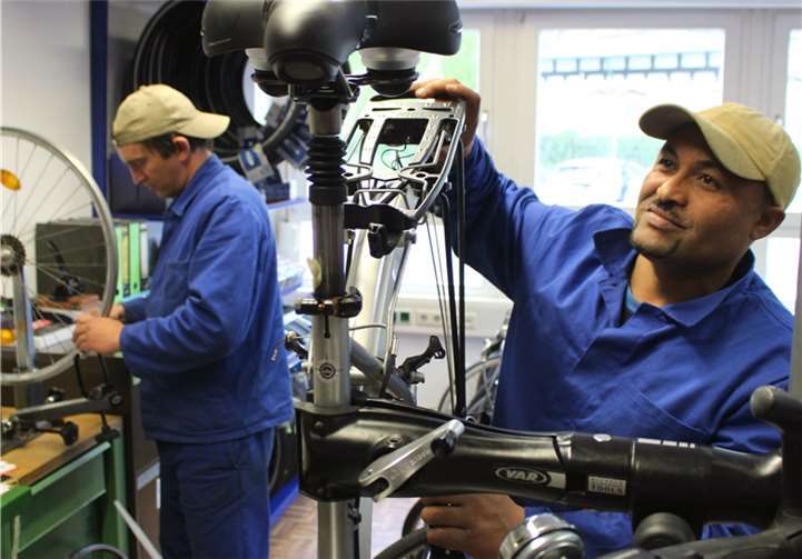 In der Caritas-Fahrradwerkstatt werden gespendete Fahrräder aufgearbeitet und für Menschen mit geringem Budget wieder instand gesetzt. privat