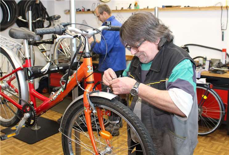 In der Caritas-Fahrradwerkstatt werden gespendete Fahrräder aufgearbeitet und überwiegend für Menschen mit geringem Budget wieder instand gesetzt. Foto: privat