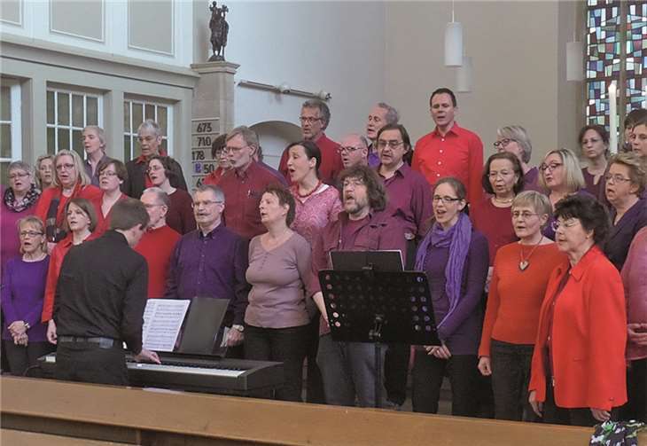 In der Christuskirche begann der „Gospelchor Koblenz-Mitte“ das Programm mit seinem Repertoire „PrayerFor The City“.
