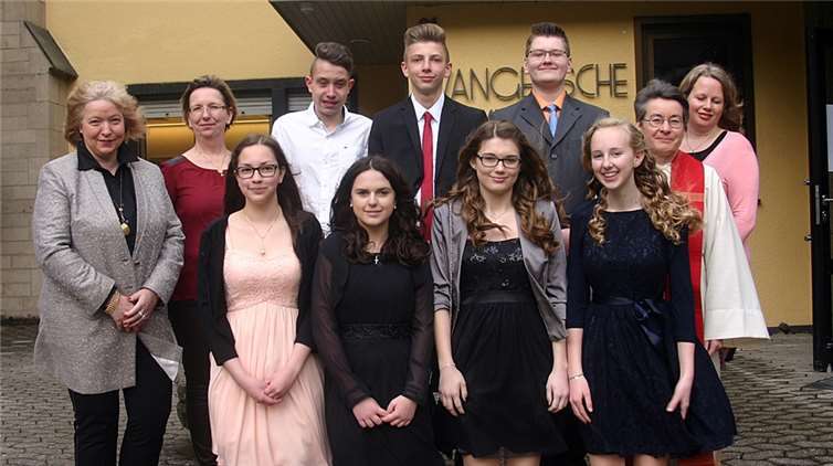 In der Christuskirche in Bad Breisig feierten Annette Soulier-Loch (Presbyterin), Fabian Zils, Fabian Formella, Tom Edwards, Marion Kinnius (Presbyterin), Martina Opderbeck (Presbyterin), Imke Kinnius, Julia Pförtner, Janine Thieringer, Inge Gaebel (Pfarrerin) und Julia Fischer das Fest der Konfirmation.RÜ