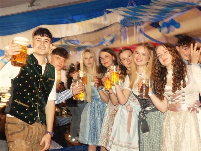 Fantasievolle Dirndl und krachlederne Beinkleider In der Cochemer Bierarena wurde auch heuer das beliebte Oktoberfest ausführlich gefeiert. Fotos: TE